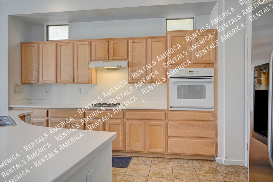 WELCOME HOME! STUNNING TOWNHOME IN GATED NLV COMMUNITY!! property image