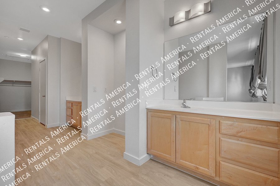 WELCOME HOME! STUNNING TOWNHOME IN GATED NLV COMMUNITY!! property image