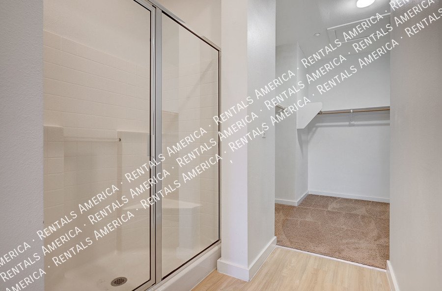 WELCOME HOME! STUNNING TOWNHOME IN GATED NLV COMMUNITY!! property image