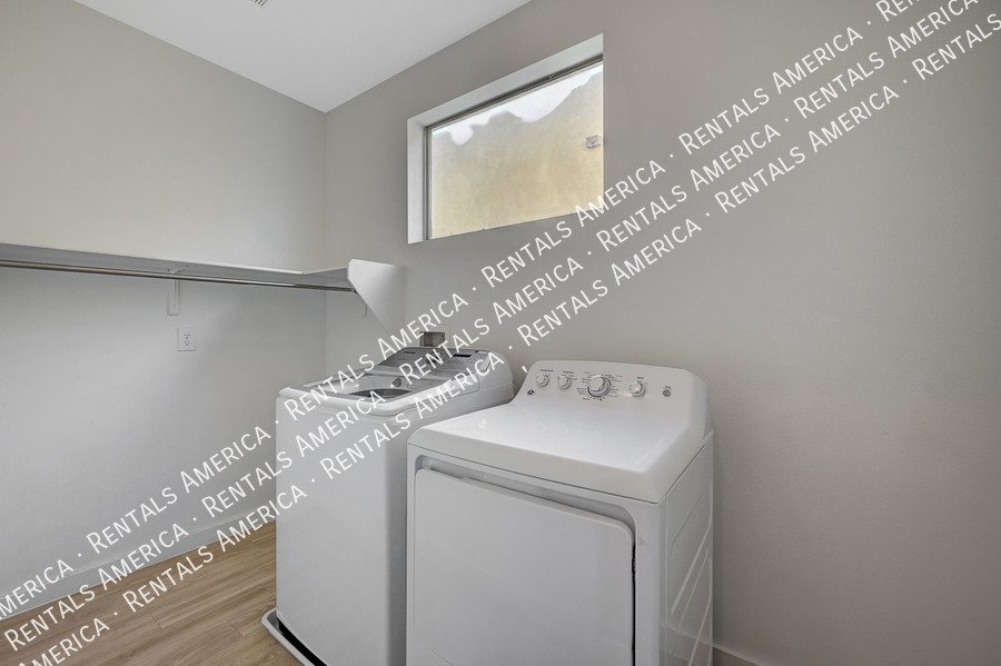 WELCOME HOME! STUNNING TOWNHOME IN GATED NLV COMMUNITY!! property image