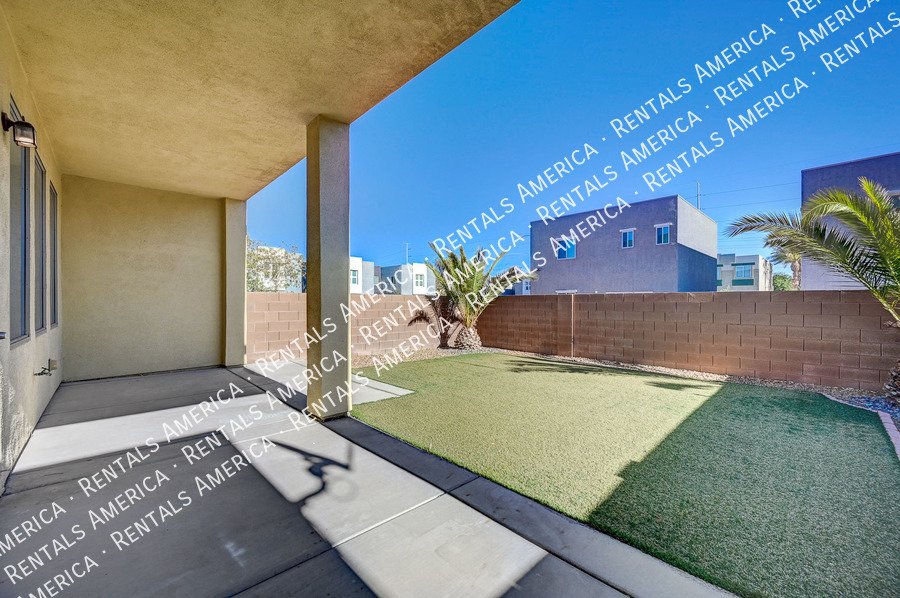 WELCOME HOME! STUNNING TOWNHOME IN GATED NLV COMMUNITY!! property image