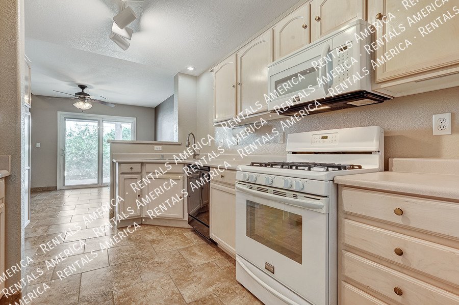 WELCOME HOME TO THIS COZY HENDERSON TOWNHOME! property image