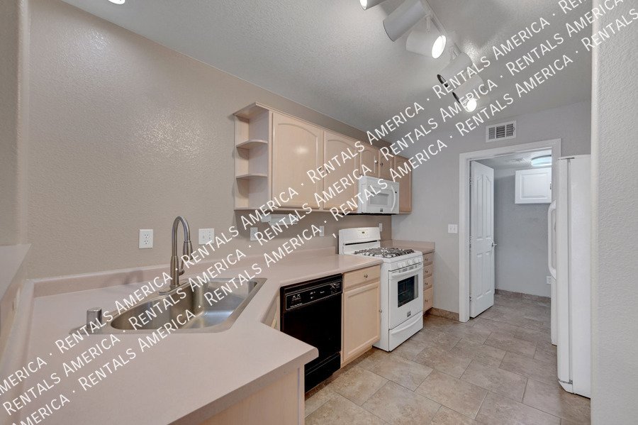 WELCOME HOME TO THIS COZY HENDERSON TOWNHOME! property image
