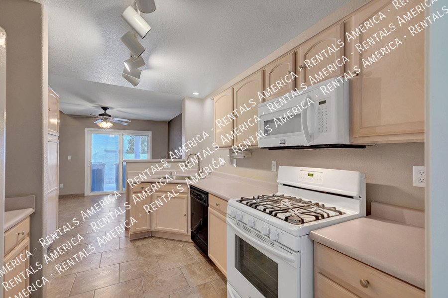 WELCOME HOME TO THIS COZY HENDERSON TOWNHOME! property image