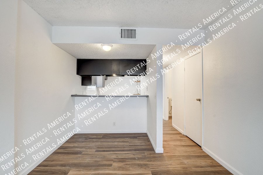 WELCOME HOME! Cozy 2 bedroom, 2.5 bath condo AVAILABLE NOW!! property image