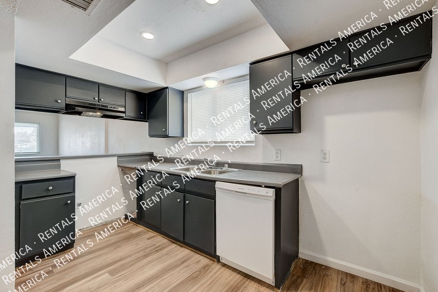 WELCOME HOME! Cozy 2 bedroom, 2.5 bath condo AVAILABLE NOW!! property image