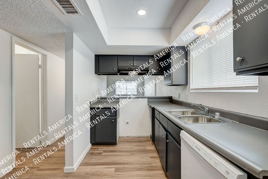 WELCOME HOME! Cozy 2 bedroom, 2.5 bath condo AVAILABLE NOW!! property image