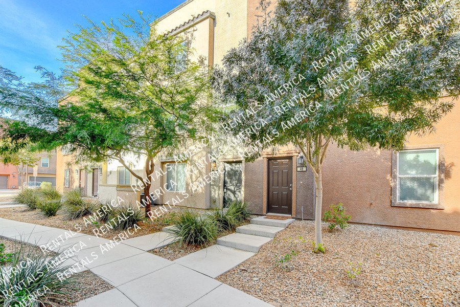 STUNNING 3 BEDROOM TOWNHOUSE WITH ROOF TOP DECK AND GORGEOUS VIEWS!! property image