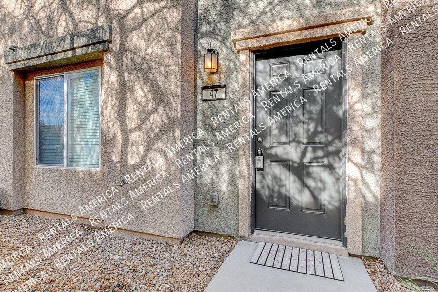 STUNNING 3 BEDROOM TOWNHOUSE WITH ROOF TOP DECK AND GORGEOUS VIEWS!! property image