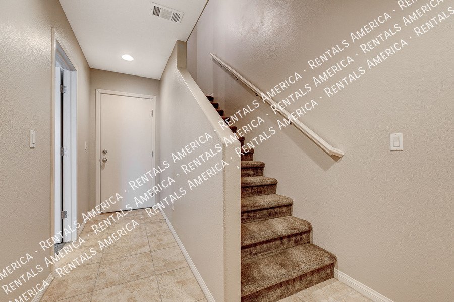 STUNNING 3 BEDROOM TOWNHOUSE WITH ROOF TOP DECK AND GORGEOUS VIEWS!! property image
