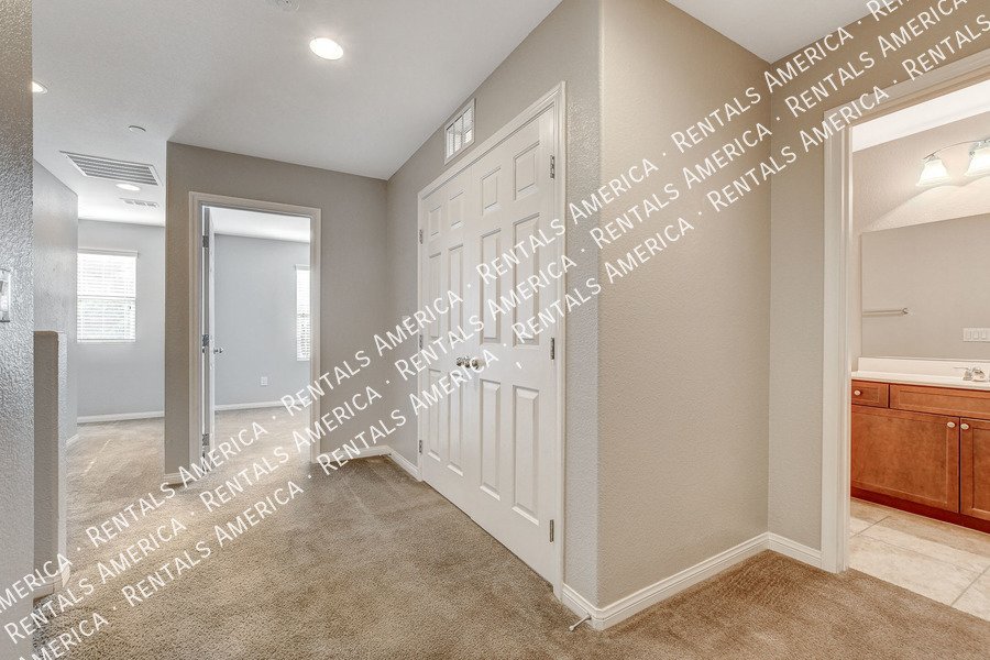 STUNNING 3 BEDROOM TOWNHOUSE WITH ROOF TOP DECK AND GORGEOUS VIEWS!! property image
