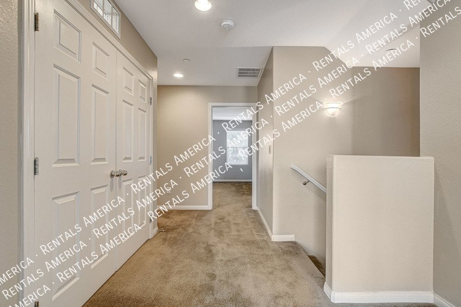STUNNING 3 BEDROOM TOWNHOUSE WITH ROOF TOP DECK AND GORGEOUS VIEWS!! property image