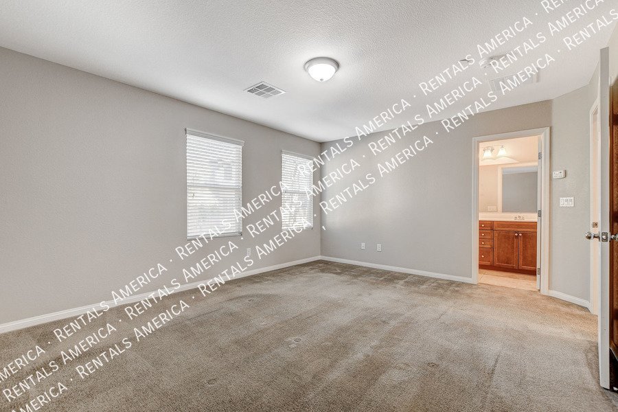 STUNNING 3 BEDROOM TOWNHOUSE WITH ROOF TOP DECK AND GORGEOUS VIEWS!! property image