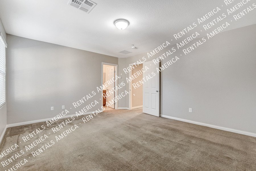 STUNNING 3 BEDROOM TOWNHOUSE WITH ROOF TOP DECK AND GORGEOUS VIEWS!! property image