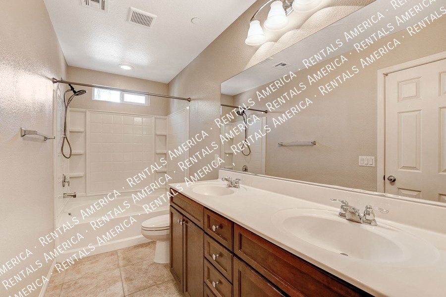 STUNNING 3 BEDROOM TOWNHOUSE WITH ROOF TOP DECK AND GORGEOUS VIEWS!! property image