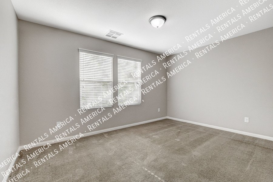 STUNNING 3 BEDROOM TOWNHOUSE WITH ROOF TOP DECK AND GORGEOUS VIEWS!! property image