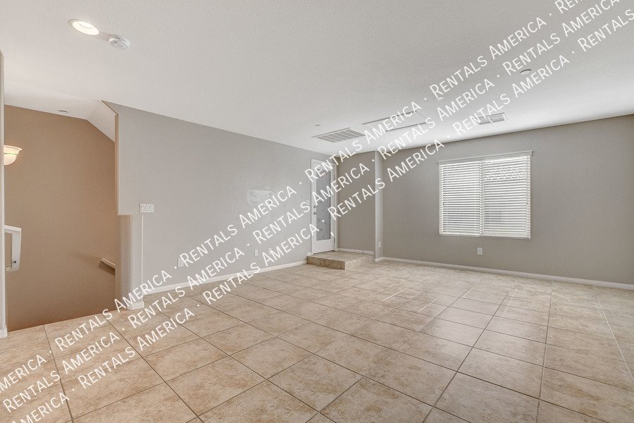 STUNNING 3 BEDROOM TOWNHOUSE WITH ROOF TOP DECK AND GORGEOUS VIEWS!! property image