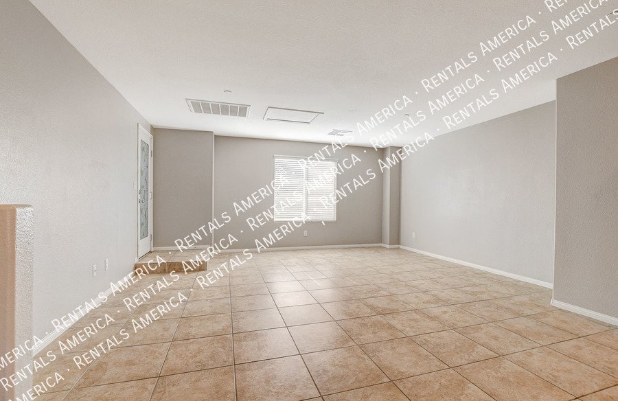 STUNNING 3 BEDROOM TOWNHOUSE WITH ROOF TOP DECK AND GORGEOUS VIEWS!! property image