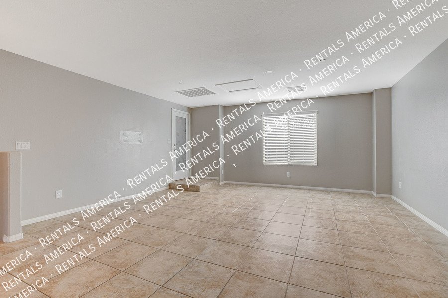 STUNNING 3 BEDROOM TOWNHOUSE WITH ROOF TOP DECK AND GORGEOUS VIEWS!! property image