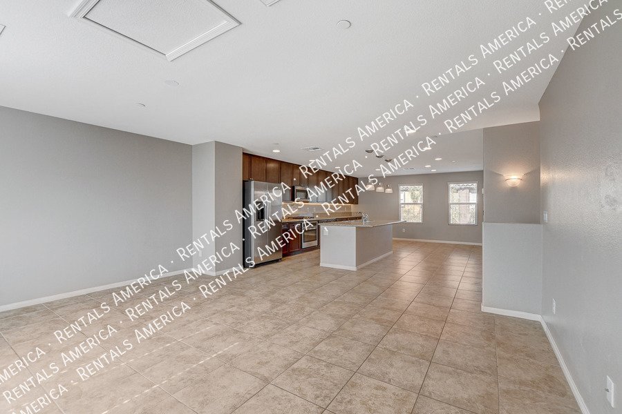 STUNNING 3 BEDROOM TOWNHOUSE WITH ROOF TOP DECK AND GORGEOUS VIEWS!! property image