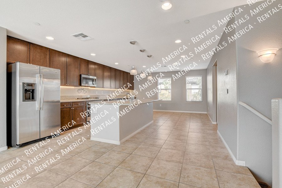 STUNNING 3 BEDROOM TOWNHOUSE WITH ROOF TOP DECK AND GORGEOUS VIEWS!! property image