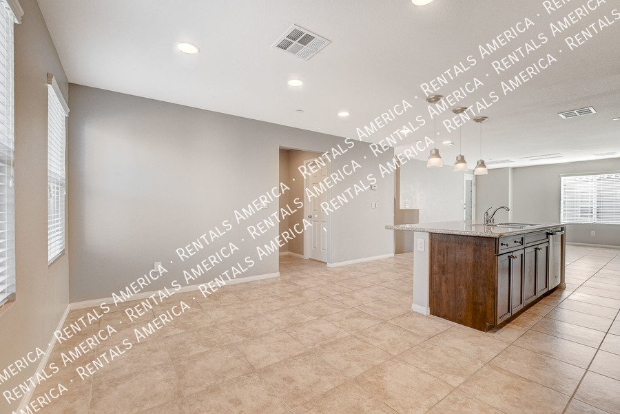 STUNNING 3 BEDROOM TOWNHOUSE WITH ROOF TOP DECK AND GORGEOUS VIEWS!! property image