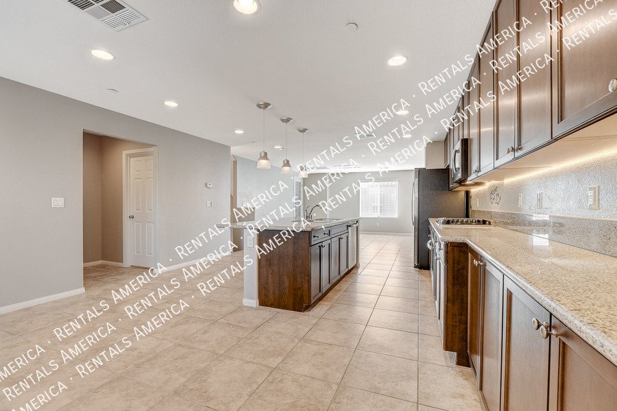 STUNNING 3 BEDROOM TOWNHOUSE WITH ROOF TOP DECK AND GORGEOUS VIEWS!! property image