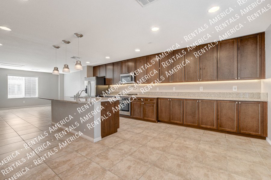 STUNNING 3 BEDROOM TOWNHOUSE WITH ROOF TOP DECK AND GORGEOUS VIEWS!! property image