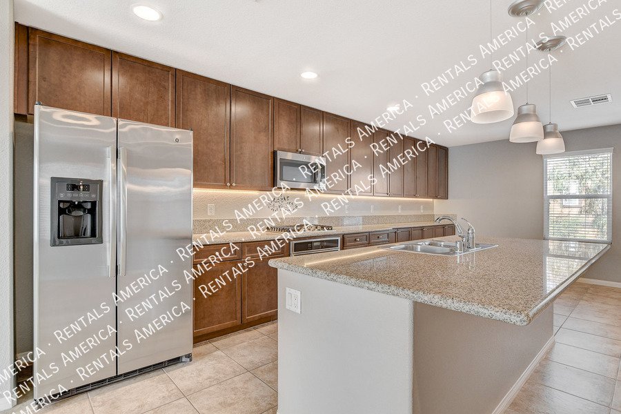 STUNNING 3 BEDROOM TOWNHOUSE WITH ROOF TOP DECK AND GORGEOUS VIEWS!! property image