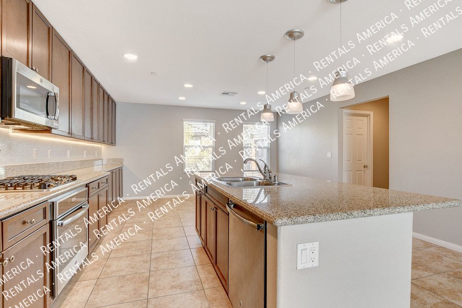 STUNNING 3 BEDROOM TOWNHOUSE WITH ROOF TOP DECK AND GORGEOUS VIEWS!! property image