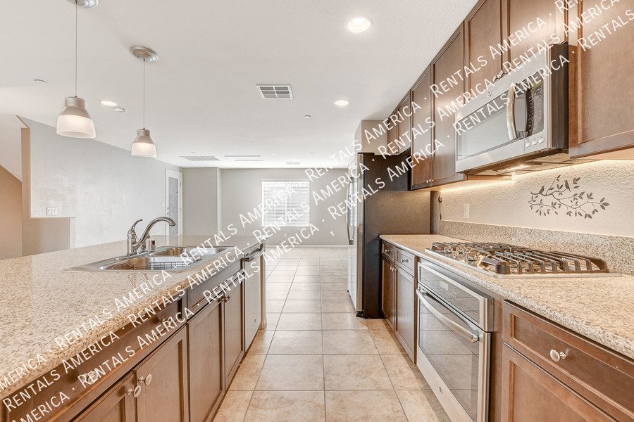 STUNNING 3 BEDROOM TOWNHOUSE WITH ROOF TOP DECK AND GORGEOUS VIEWS!! property image