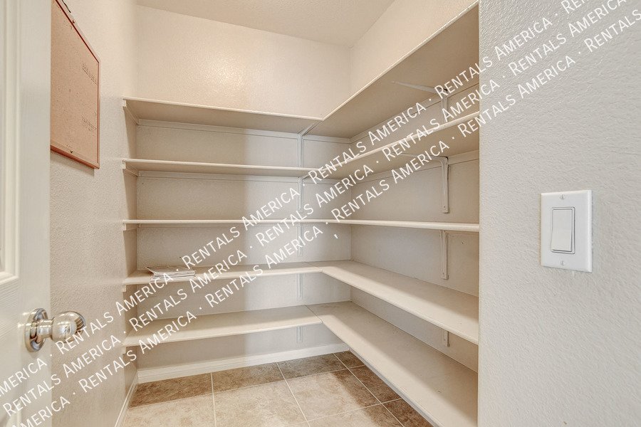 STUNNING 3 BEDROOM TOWNHOUSE WITH ROOF TOP DECK AND GORGEOUS VIEWS!! property image