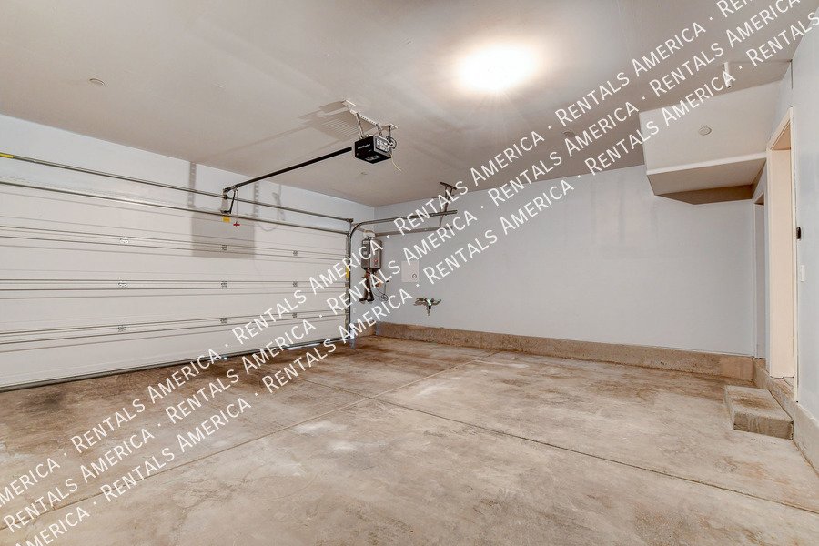 STUNNING 3 BEDROOM TOWNHOUSE WITH ROOF TOP DECK AND GORGEOUS VIEWS!! property image