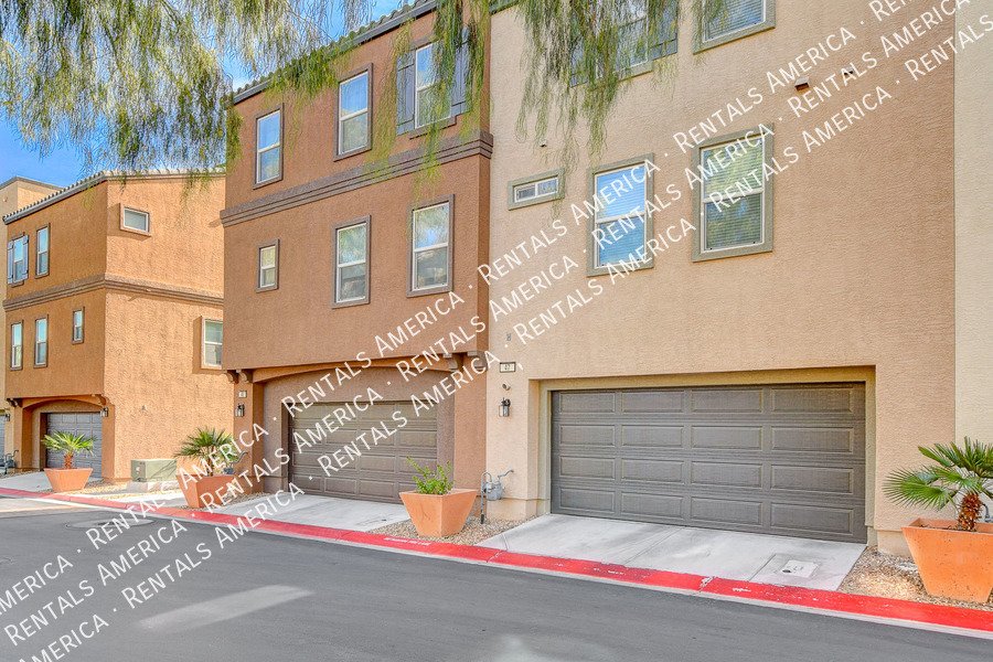 STUNNING 3 BEDROOM TOWNHOUSE WITH ROOF TOP DECK AND GORGEOUS VIEWS!! property image