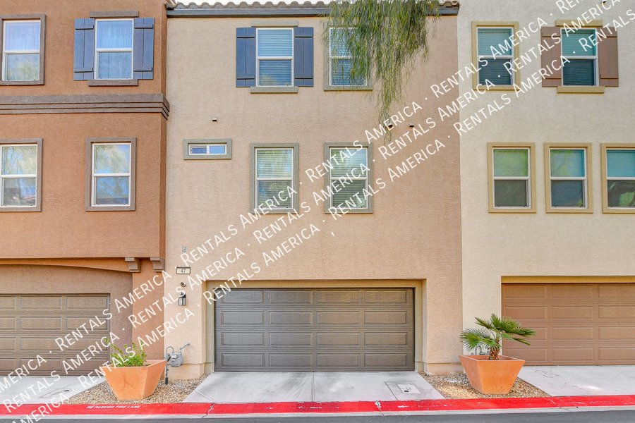 STUNNING 3 BEDROOM TOWNHOUSE WITH ROOF TOP DECK AND GORGEOUS VIEWS!! property image