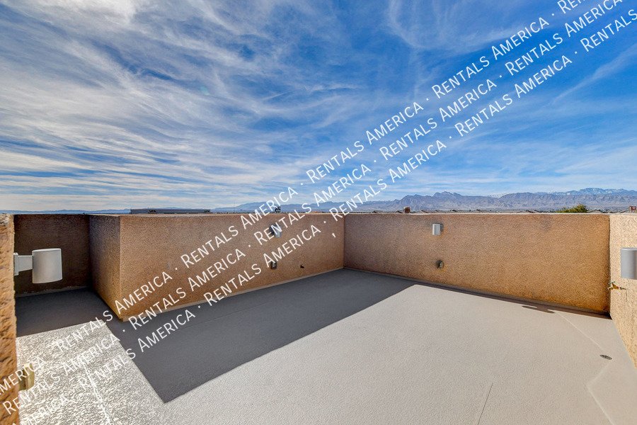 STUNNING 3 BEDROOM TOWNHOUSE WITH ROOF TOP DECK AND GORGEOUS VIEWS!! property image