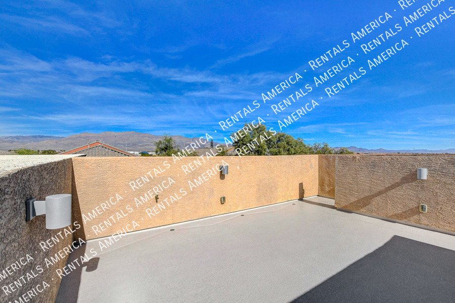 STUNNING 3 BEDROOM TOWNHOUSE WITH ROOF TOP DECK AND GORGEOUS VIEWS!! property image