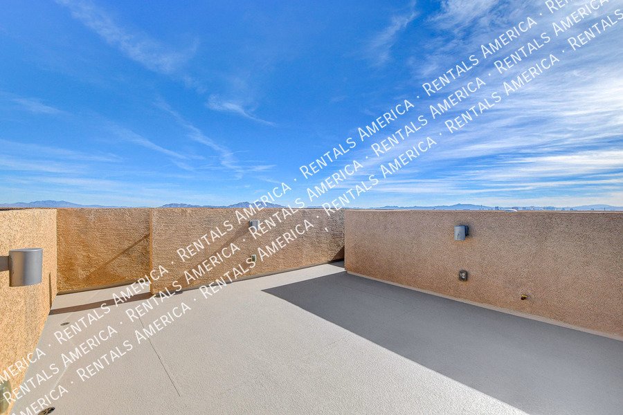 STUNNING 3 BEDROOM TOWNHOUSE WITH ROOF TOP DECK AND GORGEOUS VIEWS!! property image