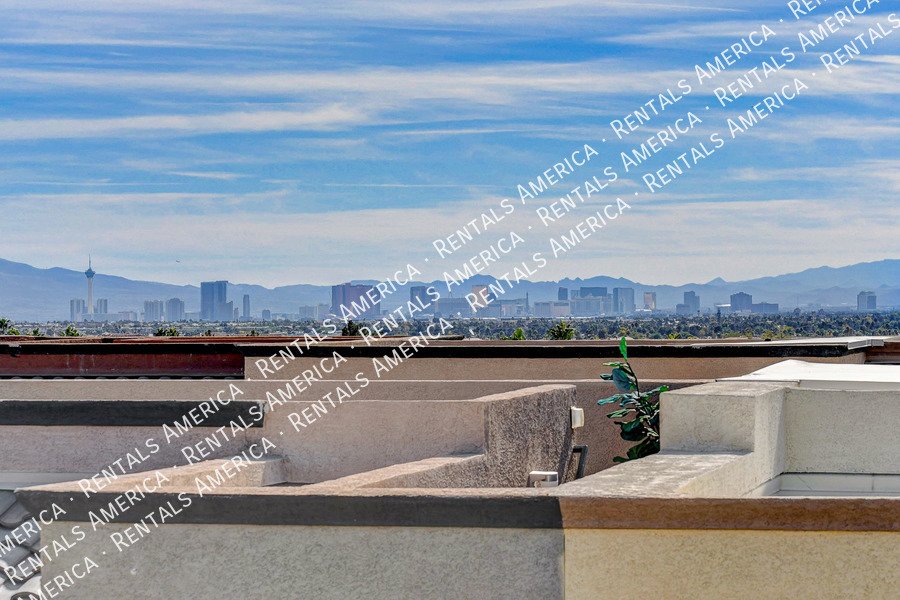 STUNNING 3 BEDROOM TOWNHOUSE WITH ROOF TOP DECK AND GORGEOUS VIEWS!! property image