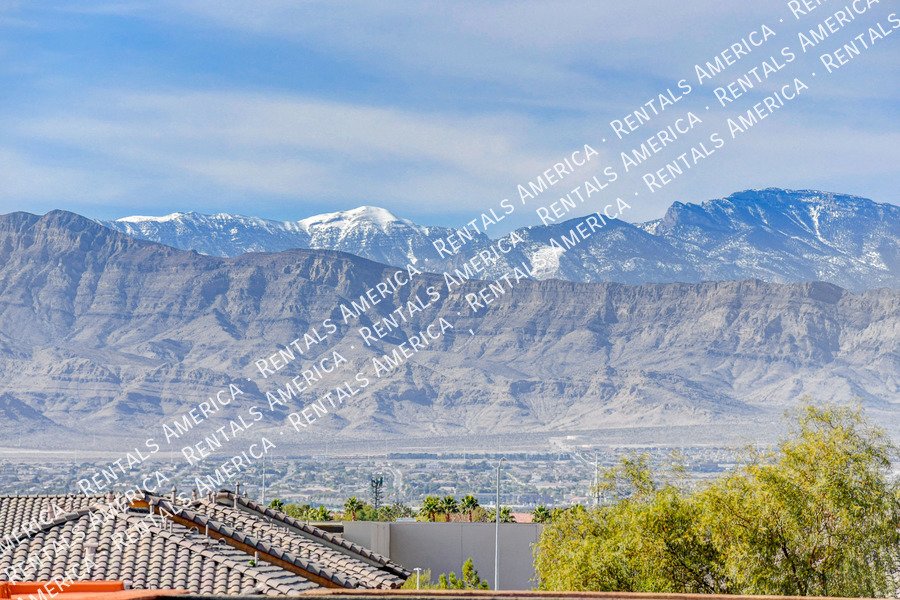 STUNNING 3 BEDROOM TOWNHOUSE WITH ROOF TOP DECK AND GORGEOUS VIEWS!! property image