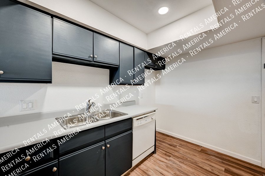 Cozy 2 BEDROOM + 2.5 BATH available now! property image