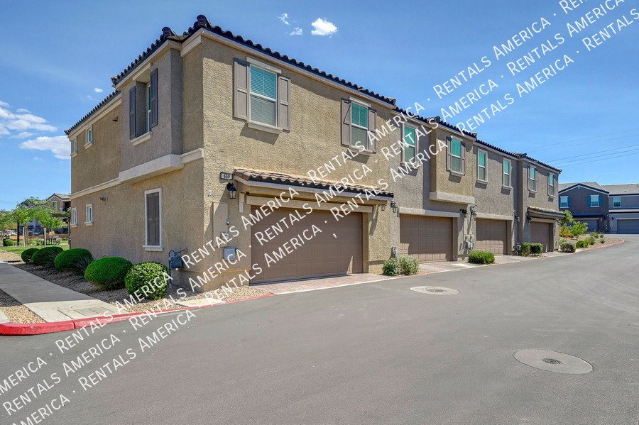 WELCOME HOME! GORGEOUS townhome located in gated HENDERSON community! property image
