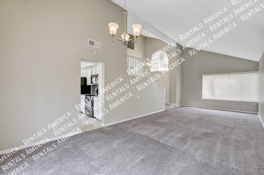 Beautiful POOL HOME in Green Valley!! property image