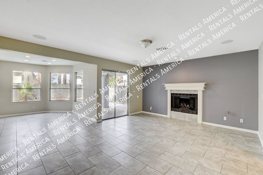 Beautiful POOL HOME in Green Valley!! property image