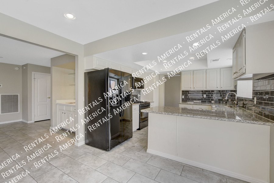 Beautiful POOL HOME in Green Valley!! property image