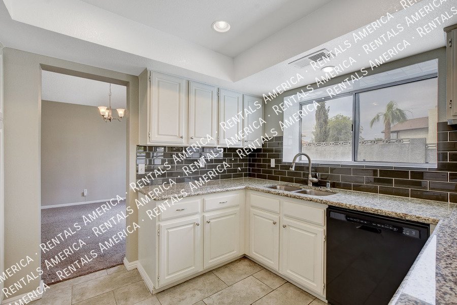 Beautiful POOL HOME in Green Valley!! property image