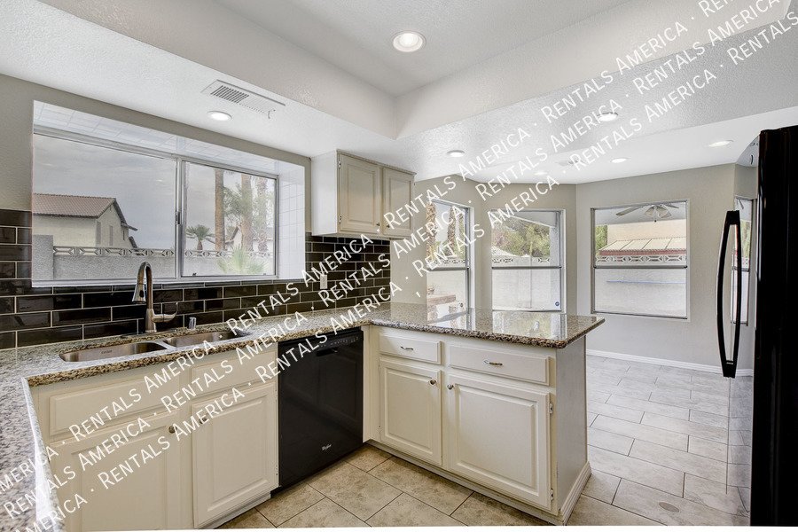 Beautiful POOL HOME in Green Valley!! property image