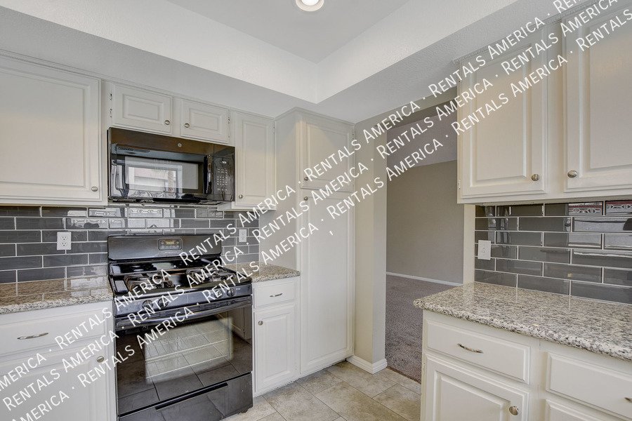 Beautiful POOL HOME in Green Valley!! property image