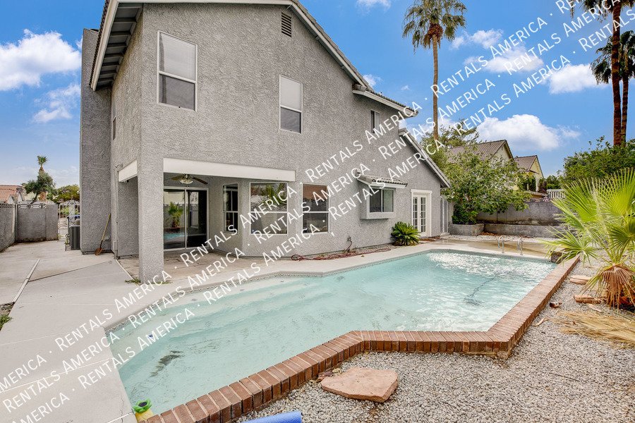 Beautiful POOL HOME in Green Valley!! property image